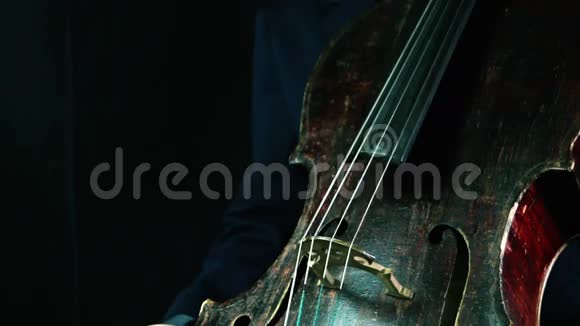 在音乐会上演奏的老式木大提琴视频的预览图