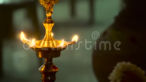传统南印度黄铜油灯视频的预览图
