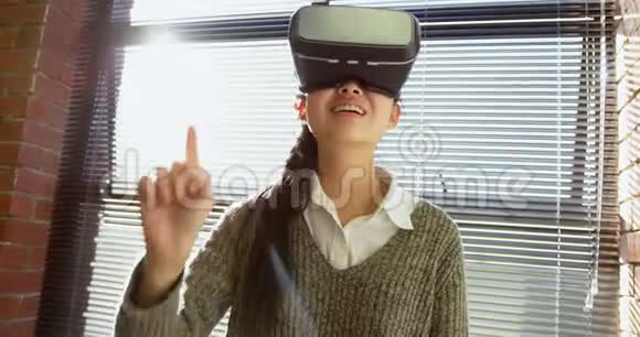 女性高管使用虚拟现实耳机4k视频的预览图