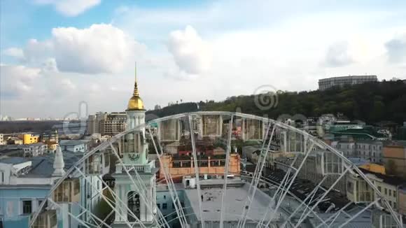 晴朗阳光下基辅的空中景色视频的预览图