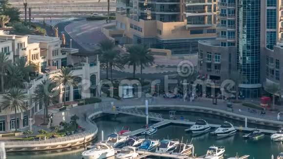 豪华的迪拜滨海运河有过往船只和时间走廊迪拜阿拉伯联合酋长国视频的预览图