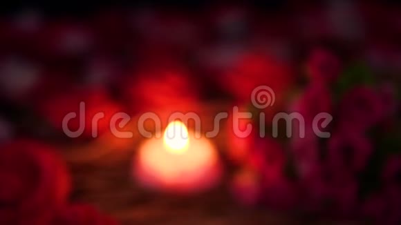花瓣玫瑰花束和蜡烛燃烧的足迹模糊情人节视频的预览图