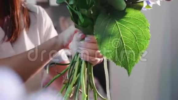 花商女孩在花廊做花束特写视频的预览图