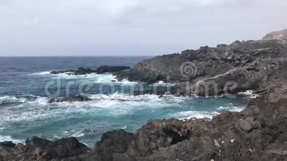 大西洋海水和岩石视频的预览图