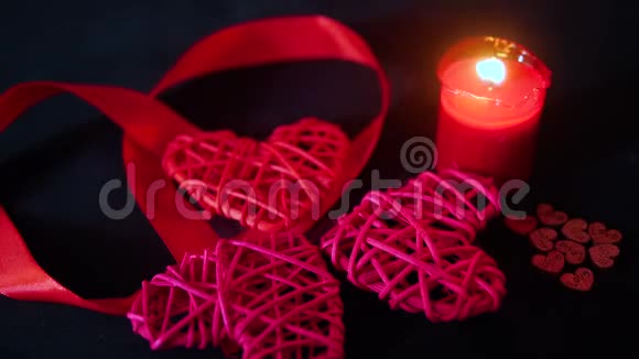 情人节装饰用蜡烛燃烧红丝带和木制的爱视频的预览图
