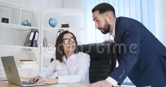 商务男女使用笔记本电脑视频的预览图