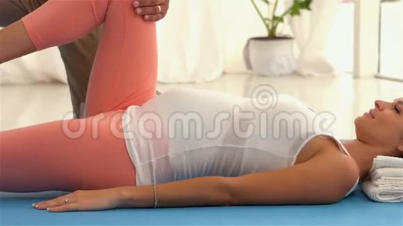 孕妇与理疗师一起运动视频的预览图