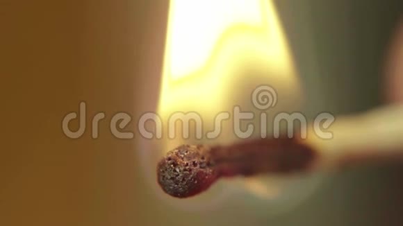 火柴被点燃了特写镜头宏观的慢动作视频的预览图