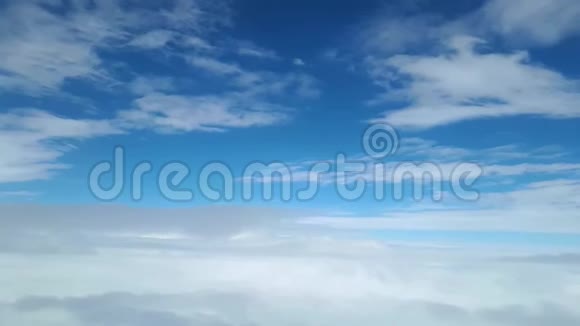 从飞机窗口看天空中的白云视频的预览图