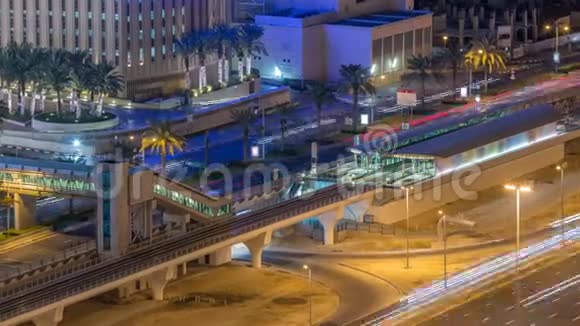 鸟瞰迪拜有轨电车在迪拜码头的夜晚时间视频的预览图