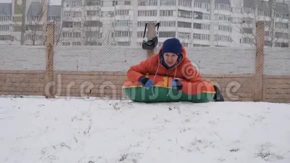 冬天的雪乐趣孩子们从滑梯上骑着一根管子视频的预览图