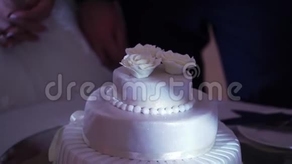 白色庆祝蛋糕视频的预览图