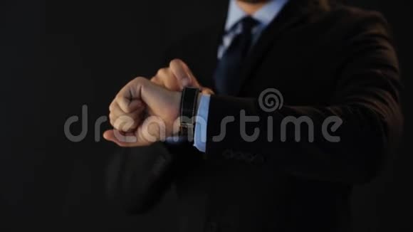 商人用手指着智能手表视频的预览图