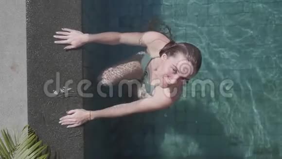 户外泳池里的年轻美女视频的预览图