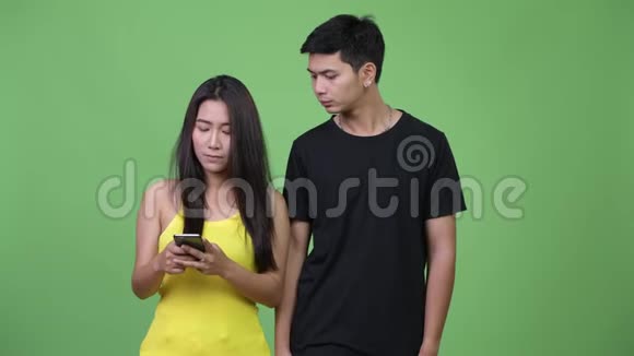 年轻快乐的亚裔夫妇一起打电话视频的预览图