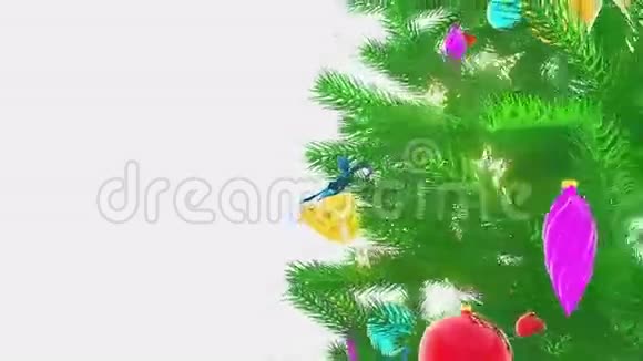 在白色背景下旋转装饰圣诞树视频的预览图
