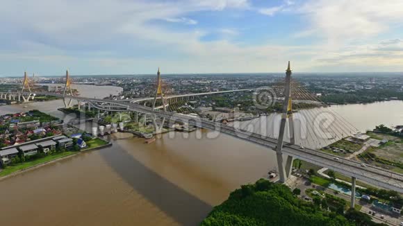泰国曼谷市日落时的普密蓬大桥视频的预览图