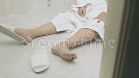 女人掉在浴室里视频的预览图