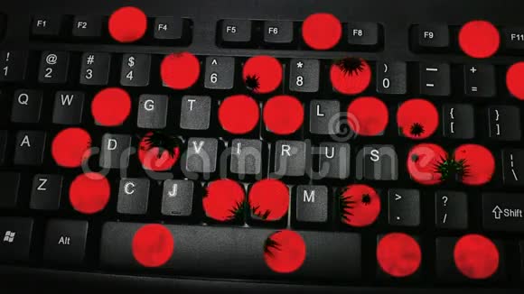 VIRUSDolly从带有键盘拼写Virus的电脑键盘上移出视频的预览图