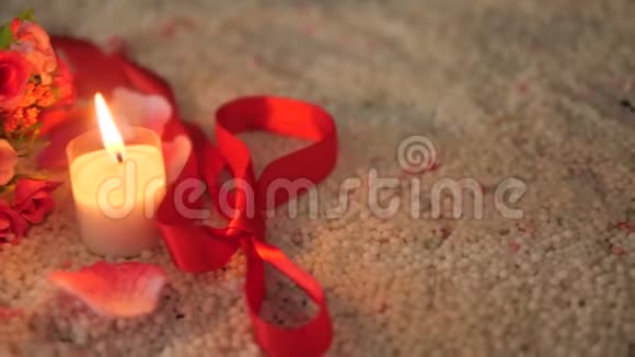 情人节的鲜花彩带和蜡烛燃烧镜头视频的预览图