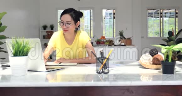 亚洲妇女在家做在线生意视频的预览图