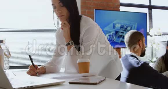 4k号会议室使用笔记本电脑的女行政人员视频的预览图