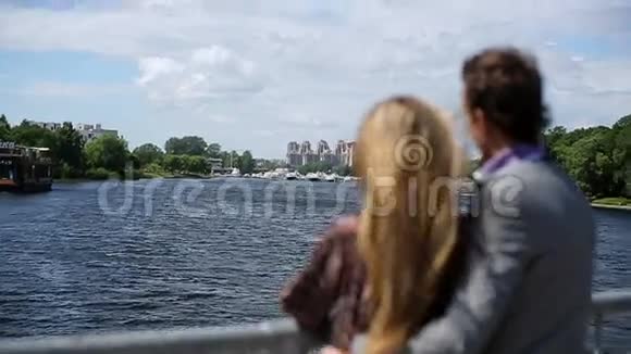 年轻夫妇拥抱在桥上视频的预览图