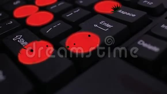 红色病毒运动背景点的低角度ECU电脑键盘视频的预览图