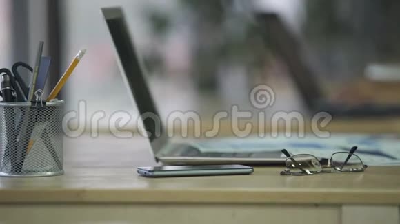 年轻的女秘书打电脑在公司办公室工作视频的预览图