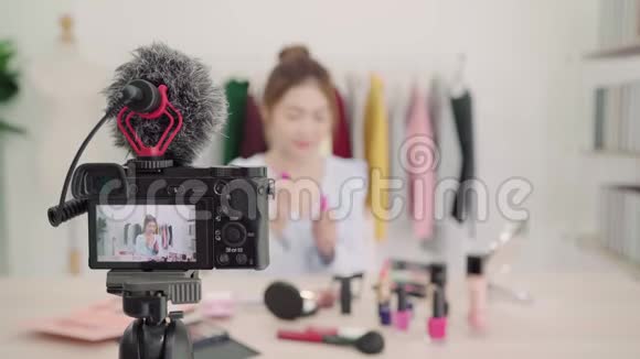 美妆博主呈现美妆坐在镜头前进行录制视频视频的预览图