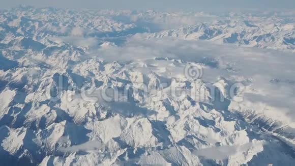 冬天阿尔卑斯山的风景和新鲜的雪从飞机上看视频的预览图