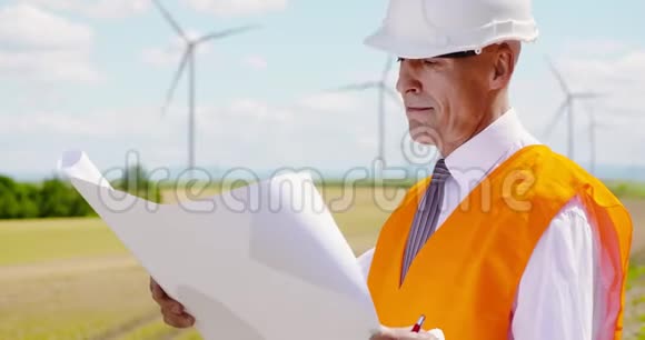 风力涡轮机农场工程师阅读计划视频的预览图