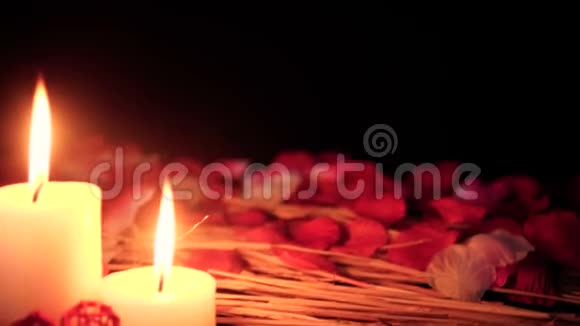 移动蜡烛燃烧和玫瑰花瓣的足迹情人节视频的预览图