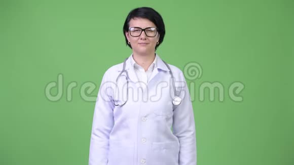 美丽的女医生戴着眼镜微笑着视频的预览图
