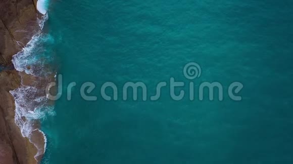 大西洋上沙漠海滩的俯视图特内里费岛海岸空中无人机拍摄的海浪图像视频的预览图