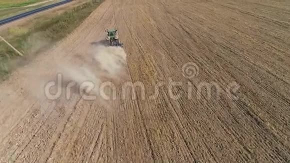 农田上有圆盘耙的拖拉机视频的预览图