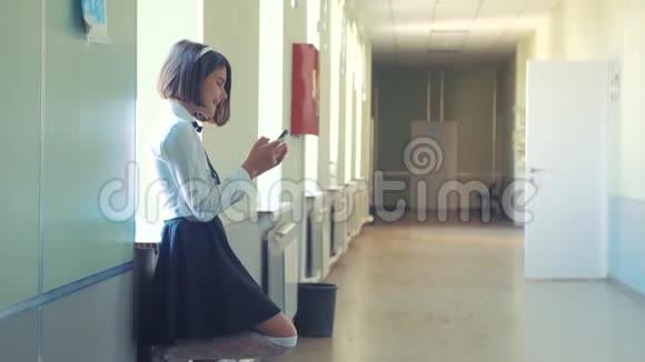 在学校概念上使用智能手机的女学生教育年轻女孩的生活方式青少年和使用智能手机站在旁边视频的预览图