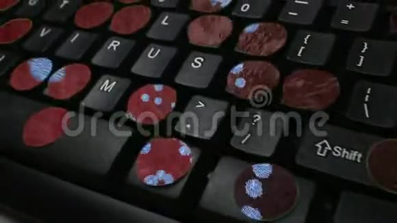 VIRUS低角度小车沿电脑键盘与生物运动视频的预览图
