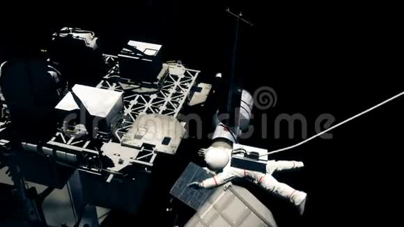 在国际空间站工作的宇航员逼真的4K动画视频的预览图