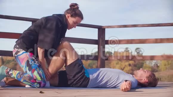 女人为男人做伸展运动视频的预览图