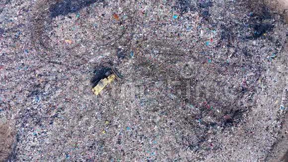 大型填埋场的鸟瞰图垃圾倾倒场环境污染视频的预览图