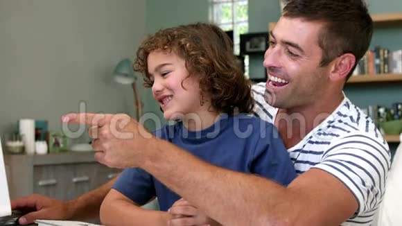 男孩和爸爸笑了视频的预览图