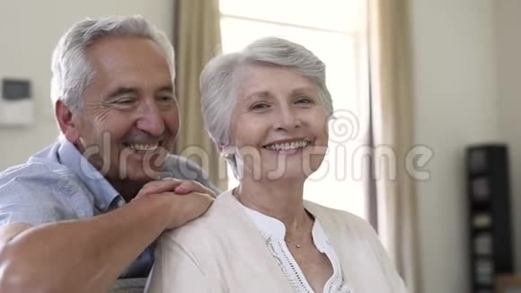 快乐的老夫妇微笑着看着镜头视频的预览图