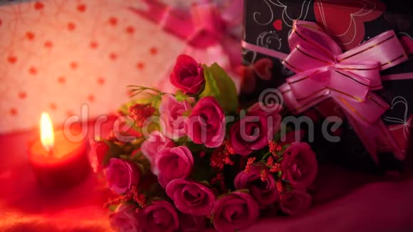 花束礼物和红烛供情人节之用视频的预览图