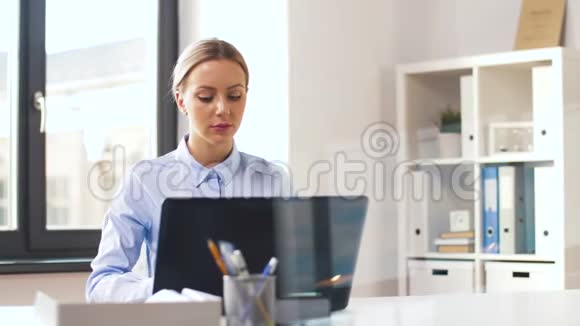 有笔记本电脑的女商人在办公室工作视频的预览图
