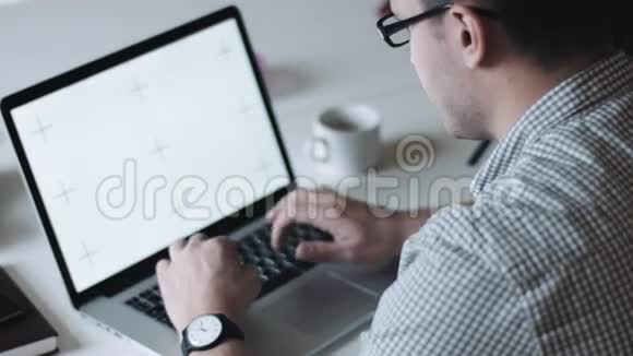 男性在笔记本电脑上打字视频的预览图