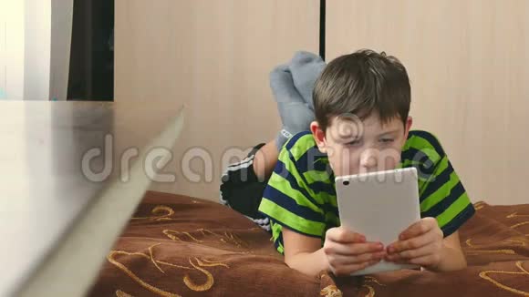 孩子和平板电脑视频的预览图