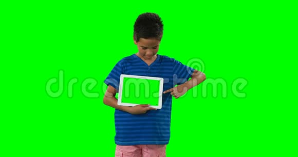 微笑男孩显示数字平板电脑4k视频的预览图