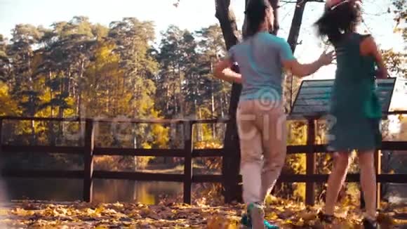 年轻的幸福夫妇在木桥上跳舞视频的预览图