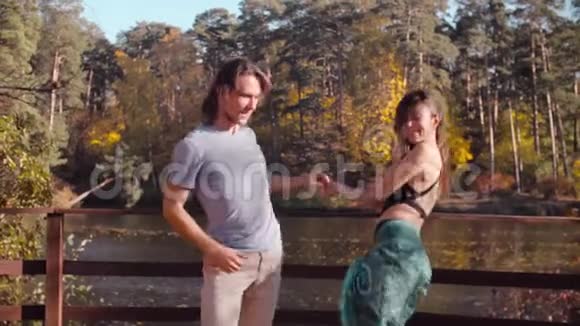 秋天一对夫妇在木桥上跳舞视频的预览图